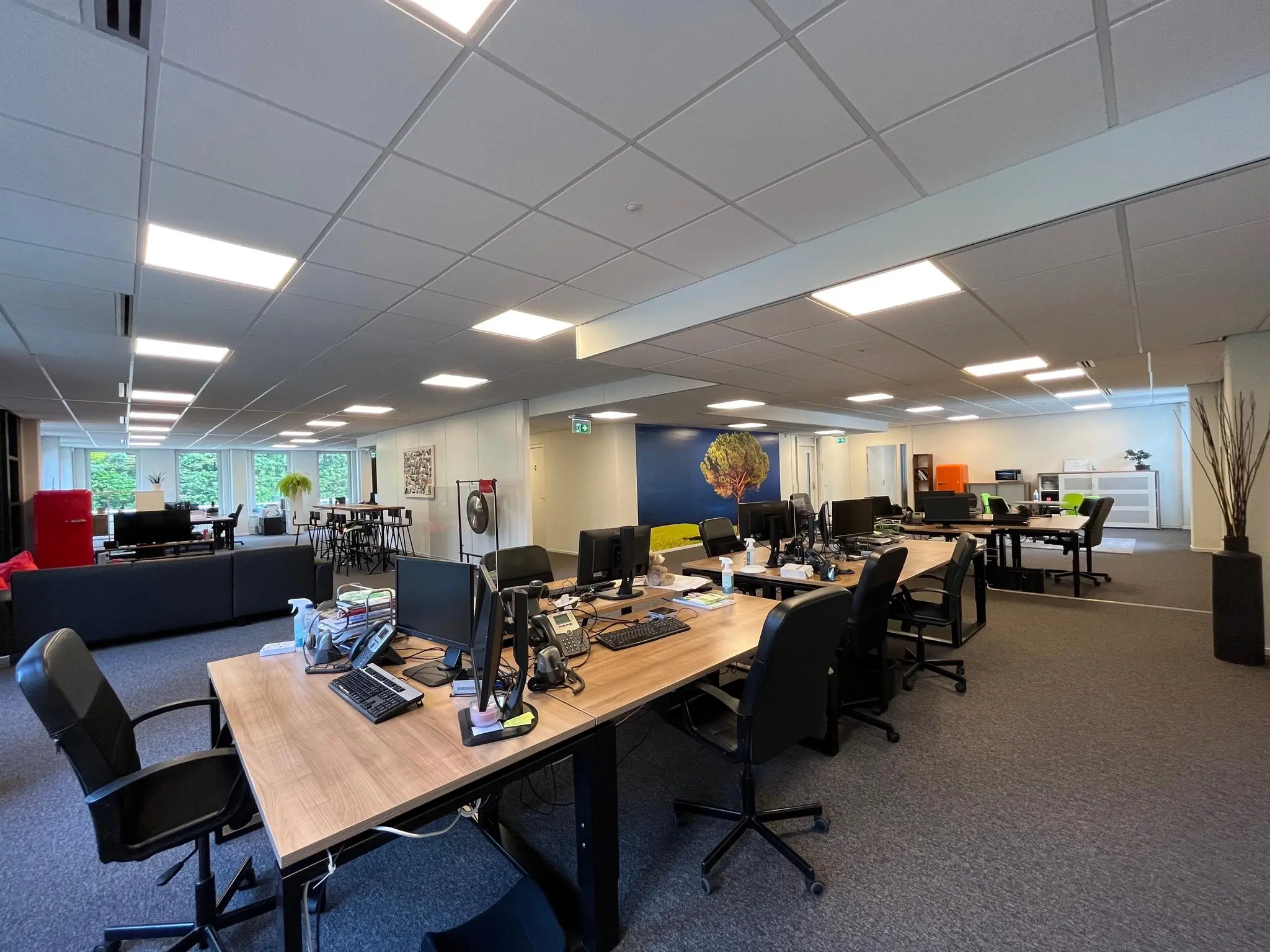 Open kantoorruimte aan de Oude Utrechtseweg met werkplekken, vergadertafels en moderne inrichting.